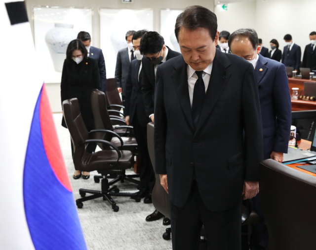 윤석열 대통령과 국무위원들이 1일 서울 용산 대통령실 청사에서 열린 국무회의에서 이태원 참사 희생자들을 추모하는 묵념을 하고 있다. 연합뉴스