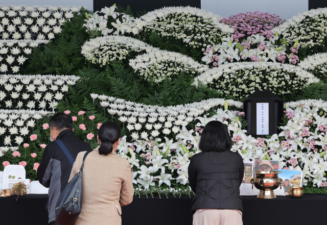 1일 오전 서울광장에 마련된 이태원 사고 사망자 합동 분향소에서 시민들이 조문하고 있다. 연합뉴스