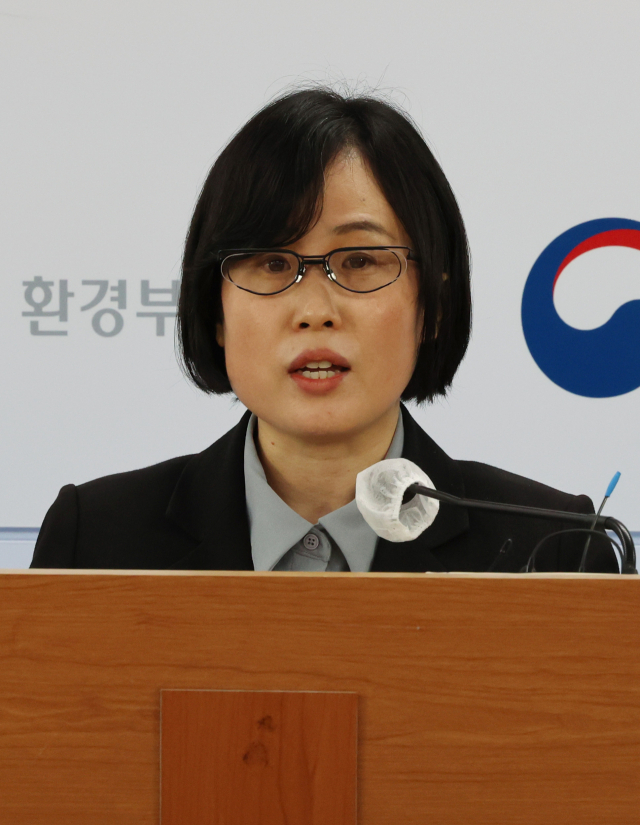 정선화 환경부 자원순환국장 1일 오전 세종시 정부세종청사에서 오는 24일부터 시행되는 일회용품 사용 줄이기 방안과 관련해 세부 내용을 설명하고 있다. 연합뉴스