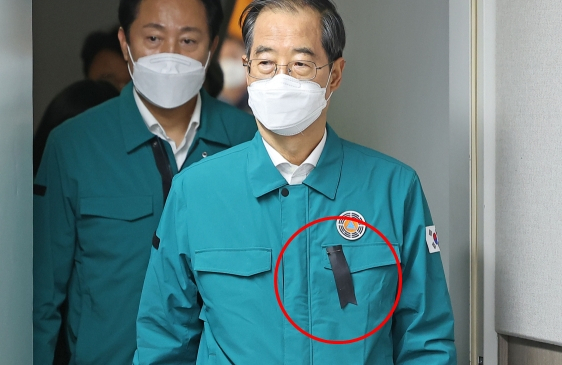 한덕수 국무총리(오른쪽)와 오세훈 서울시장이 지난 10월 30일 오후 서울시청에서 용산구 이태원 핼러윈 인파 압사 사고와 관련한 상황 점검을 위해 상황실로 들어서고 있다. 빨간원 안은 더불어민주당이 문제를 제기한 