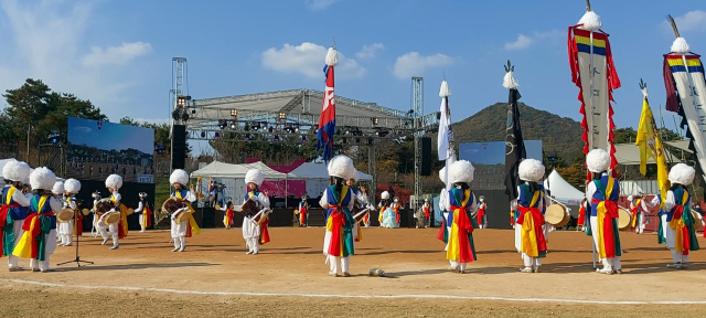 지난 28일~30일까지 충청남도 공주시 아트센터 고마에서 개최된 제63회 한국민속예술제 청소년부 경연에서 참여한 서대구중학교 비산 농악반 학생들이 경연을 펼치고 있다. 대구시교육청 제공