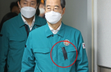 한덕수 국무총리(오른쪽)와 오세훈 서울시장이 30일 오후 서울시청에서 용산구 이태원 핼러윈 인파 압사 사고와 관련한 상황 점검을 위해 상황실로 들어서고 있다. 빨간원 안은 더불어민주당이 문제를 제기한 