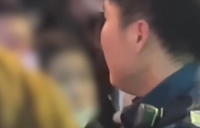 156명이 숨진 이태원 참사 당시 인근에서 소리치며 시민의 통행을 정리하는 경찰관의 모습이 공개됐다. 유튜브 캡처