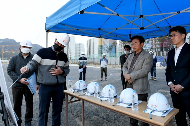 김동근 의정부시장이 26일 산곡동 일원에 추진 중에 있는 복합문화융합단지 도시개발사업 현장을 방문해 복합문화융합단지 전반적인 사업계획 및 민원의 발생 경위 등을 보고 받고 있다. 사진=의정부시청