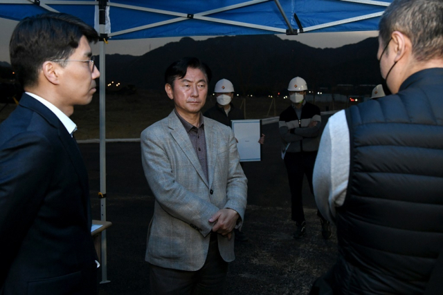 김동근 의정부시장이 26일 산곡동 일원에 추진 중에 있는 복합문화융합단지 도시개발사업 현장을 방문해 복합문화융합단지 전반적인 사업계획 및 민원의 발생 경위 등을 보고 받고 있다. 사진=의정부시청