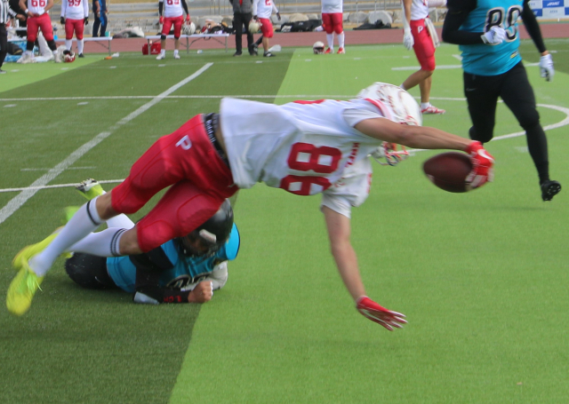 지난달 30일 경북 군위 미식축구 구장에서 열린 사회인리그 2022 한국 미식축구 리그(KNFL) 플레이오프 4강전에서 피닉스 리시버 김태형(86)이 상대 부산 그리폰즈의 태클을 당하면서도 조금이라도 앞으로 나가려고 하고 있다. 대구경북미식축구협회 제공