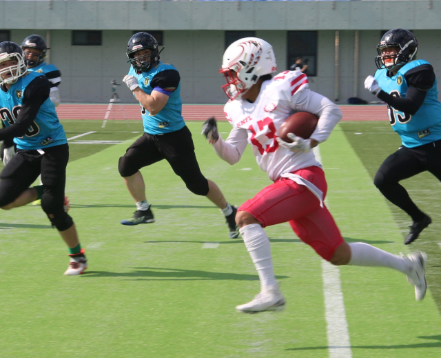 지난달 30일 경북 군위 미식축구 구장에서 열린 사회인리그 2022 한국 미식축구 리그(KNFL) 플레이오프 4강전에서 피닉스의 리시버 위성열(13)이 패스을 캐치한 후에 골라인으로 독주를 하고 있다. 대구경북미식축구협회 제공