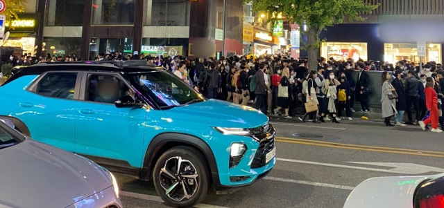 지난달 29일 오후 9시 30분쯤 이태원역 1번 출구 인근 인도의 모습. 사건이 일어나기 약 30분 전에도 이태원 인근에는 사람들로 인산인해를 이루고 있다. 독자 제공.