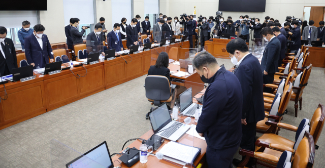 1일 오전 국회에서 열린 정무위원회 전체회의에서 백혜련 위원장과 여야 위원들이 이태원 사고 희생자들을 추모하며 묵념하고 있다. 연합뉴스