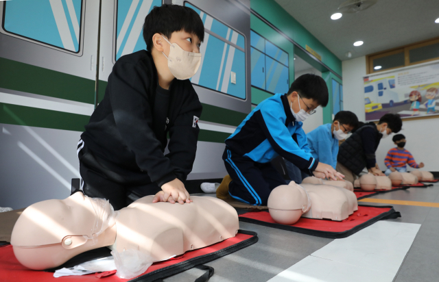 서울 이태원 참사를 계기로 심폐소생술(CPR) 등 안전교육이 중요시 되고 있는 가운데 1일 대구 달서구 성지초등학교 안전체험교실에서 학생들이 심폐소생술 교육을 받고 있다. 김영진 기자 kyjmaeil@imaeil.com