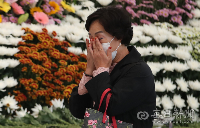 1일 대구 달서구 두류공원 안병근올림픽기념유도관에 마련된 이태원 참사 사망자 합동분향소를 찾은 한 시민이 눈물을 훔치고 있다. 안성완 기자 asw0727@imaeil.com