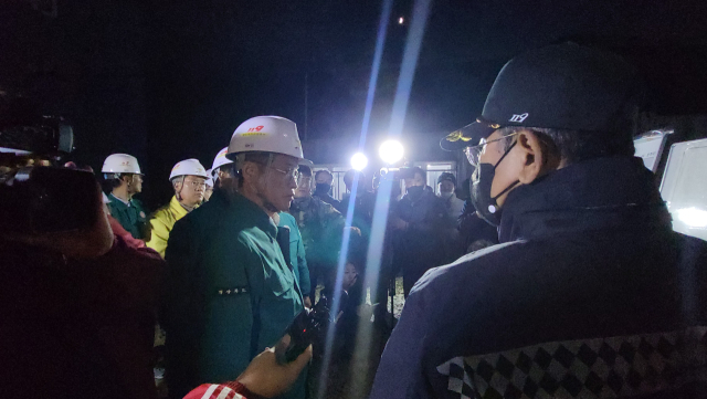 지난달 31일 광산 매몰사고 현장을 방문한 이철우 경북도지사가 실종자 가족들의 고충을 듣고 있다. 윤영민 기자