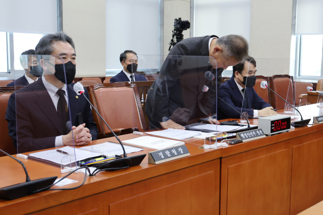 이상민 행정안전부 장관이 1일 오후 국회에서 열린 행정안전위원회 전체회의에서 이태원 참사와 관련해 주무부처 장관으로서 사과하고 있다. 연합뉴스