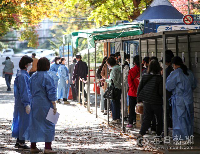 지난 1일 오후 대구 달서구보건소 선별진료소를 찾은 시민들이 검사를 받기위해 줄을 서고 있다. 안성완 기자 asw0727@imaeil.com