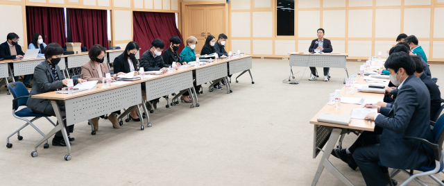 구미시가 시청 상황실에서 일자리 사업 추진 7개 주요부서가 참석한 가운데 민선 8기 일자리 종합대책 수립을 위한 연구용역 중간보고회를 하고 있다. 구미시 제공