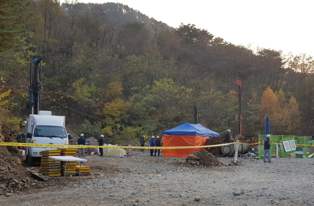 지난달 31일 생존 확인용 76mm 시추가 실패로 끝나자 구조당국이 1일부터 재 시추작업이 진행하고 있다. 마경대 기자