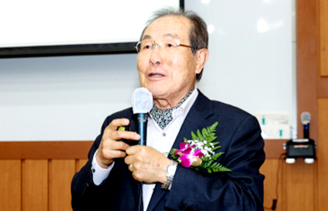 지난달 28일 윤동한 한국콜마 회장이 모교 영남대에서 후배들을 대상으로 특강을 했다. 영남대 제공