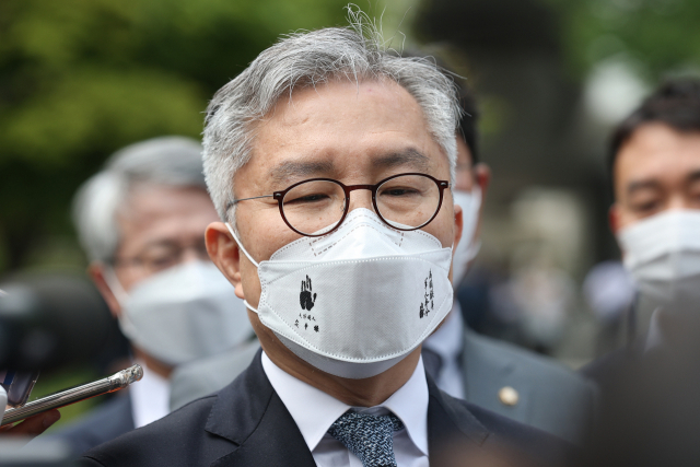 조국 전 법무부 장관 아들의 법무법인 인턴 경력 확인서를 허위로 써준 혐의로 재판에 넘겨진 더불어민주당 최강욱 의원이 지난 5월 20일 오후 서울 서초구 서울중앙지법에서 열린 2심 선고 공판이 끝난 뒤 취재진의 질문에 답하고 있다. 연합뉴스