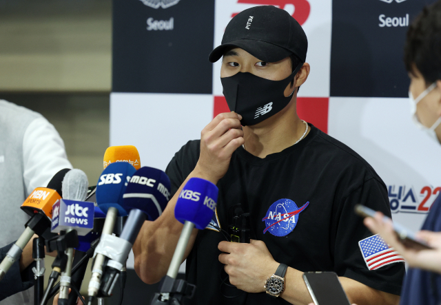 미국프로야구 메이저리그 김하성이 2일 인천공항에서 입국 후 기자들의 질문에 답하고 있다. 연합뉴스