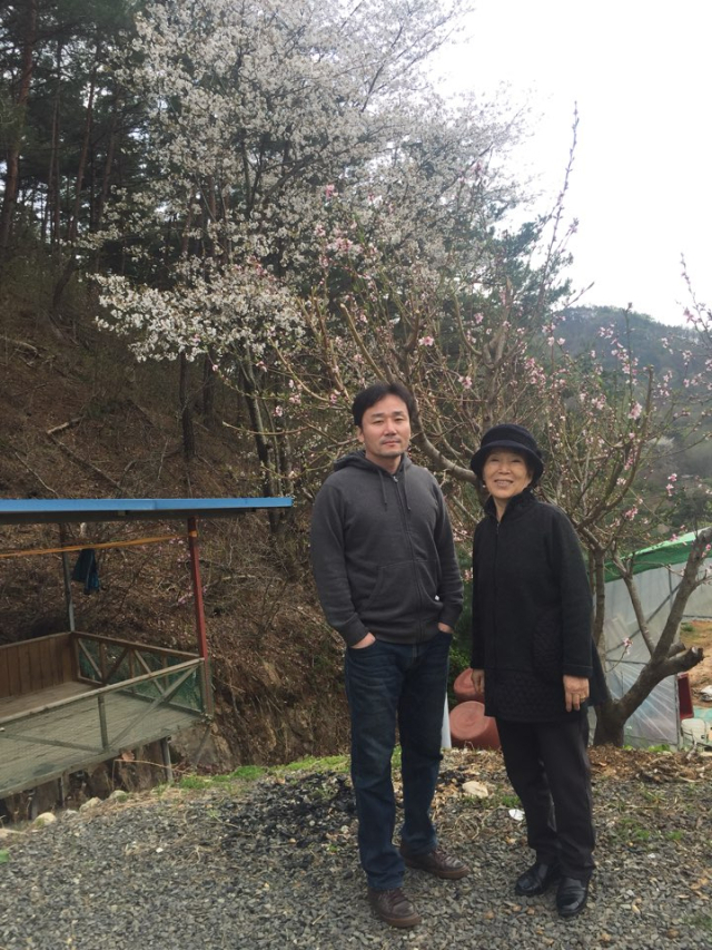 이호상(사진 왼쪽) 씨와 어머니 고 김봉순 씨의 한 때. 가족 제공.