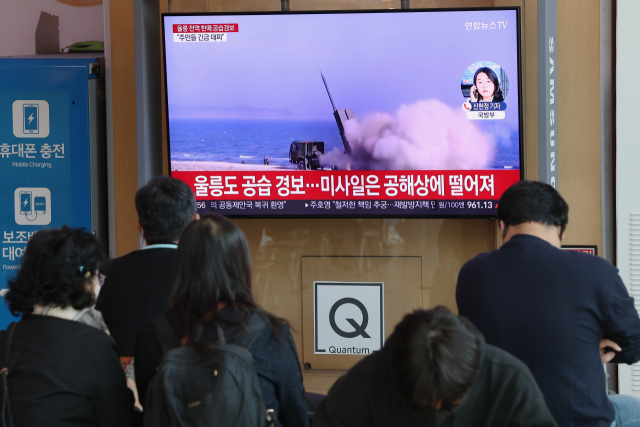 2일 오전 서울역에서 시민들이 북한 탄도미사일 발사 관련 뉴스를 보고 있다. 연합뉴스