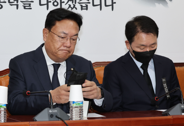 국민의힘 정진석 비상대책위원장이 2일 오전 서울 여의도 국회에서 열린 비상대책위원회의에서 발언을 하기 위해 마스크를 벗고 있다. 연합뉴스