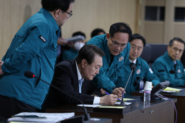 북한의 탄도미사일 발사와 관련 윤석열 대통령이 2일 서울 용산 대통령실 청사 국가위기관리센터에서 긴급 국가안전보장회의(NSC)를 주재하고 있다. 연합뉴스