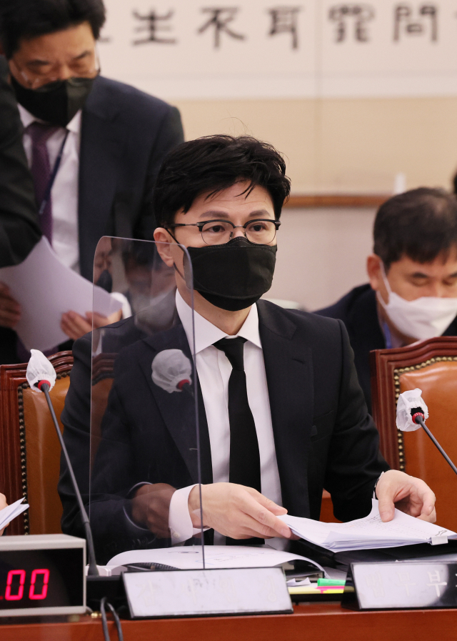 한동훈 법무부 장관이 2일 오전 국회에서 열린 법제사법위원회 전체회의에 출석해 있다. 연합뉴스