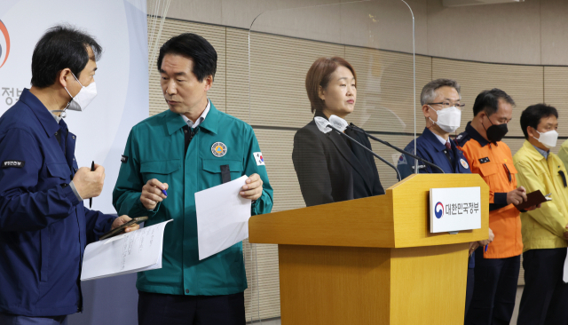 김성호 행정안전부 재난안전관리본부장(왼쪽 두번째)이 1일 오전 세종시 정부세종청사에서 열린 