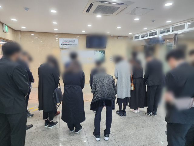 2일 오전 8시쯤 수성구 고모동 명복공원에서 이태원 참사 대구 희생자에 대한 화장이 시작되면서 유족들이 묵념하고 있다. 임재환 기자