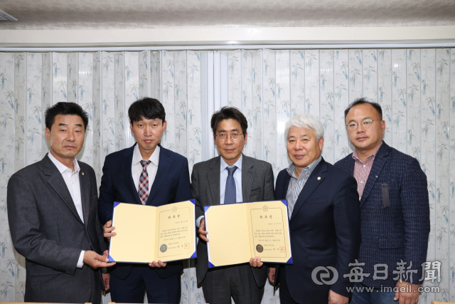 포항시의회 의장단에서 홍승현, 김상태 변호사(왼쪽 두번째부터)에게 법률고문 위촉장을 전달하고 있다. 포항시의회 제공