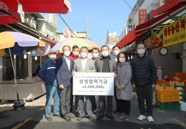 동대구신시장에서 이승천 한국장학재단 상임감사(왼쪽에서 3번째)가 동대구신시장상인회(오른쪽에서 3번째)에 상생도시락 지원금을 전달하고 있다. 한국장학재단 제공