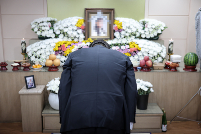 윤석열 대통령이 지난 1일 오후 경기도 부천시 한 장례식장에 마련된 이태원 참사 희생자 빈소를 방문, 조문하고 있다. 연합뉴스