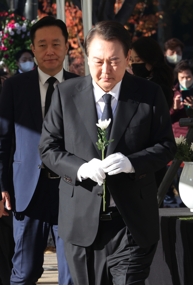 윤석열 대통령이 2일 오전 서울광장에 마련된 이태원 사고 사망자 합동분향소를 방문, 헌화를 위해 이동하고 있다. 연합뉴스