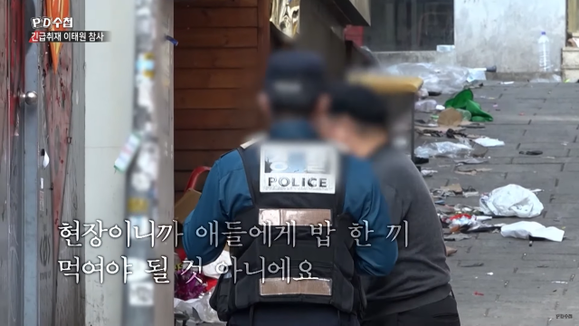156명의 목숨을 앗아간 이태원 참사를 추모하며 골목에서 제사상을 차린 한 상인의 모습이 포착됐다. PD수첩 방송 캡처