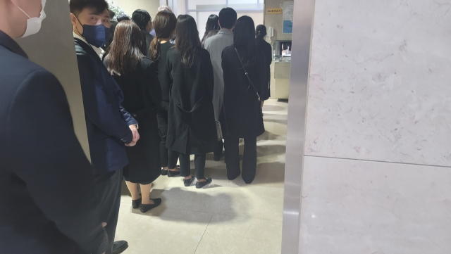 2일 오후 3시 30분, 이태원 참사 희생자 이모(29)씨의 수골을 유족들이 멍하니 지켜보고 있다. 이우호 기자.