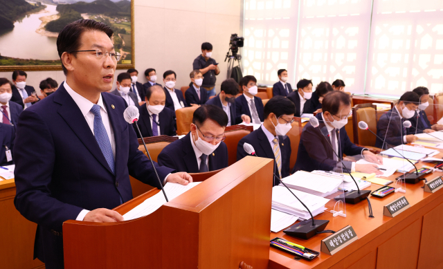 2023년도 예산안 심사를 위해 27일 서울 여의도 국회에서 열린 농림축산식품해양수산위원회 전체회의에서 김인중 농림축산식품부 차관이 업무보고를 하고 있다. 연합뉴스