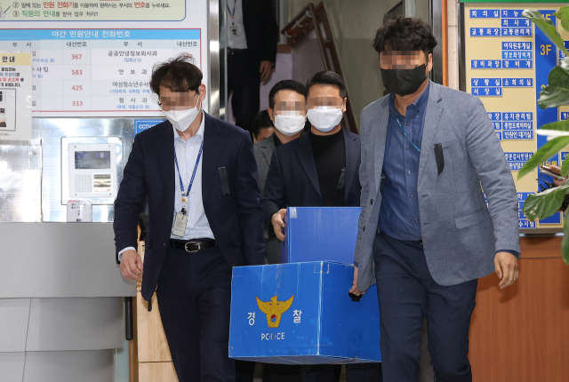 2일 오후 서울 용산경찰서에서 압수수색을 마친 경찰 특별수사본부(특수본) 관계자가 청사에서 나오고 있다. 