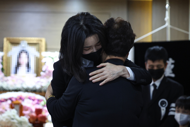 김건희 여사가 2일 오후 이태원 참사 고교생 희생자 빈소가 마련된 서울 노원구 한 장례식장을 방문, 유가족을 위로하고 있다. 연합뉴스