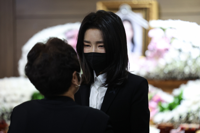 김건희 여사가 2일 오후 이태원 참사 고교생 희생자 빈소가 마련된 서울 노원구 한 장례식장을 방문, 유가족을 위로하고 있다, 연합뉴스