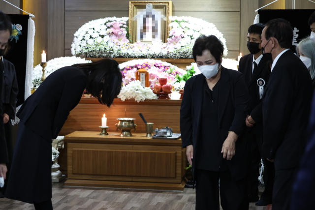 김건희 여사가 2일 오후 이태원 참사 고교생 희생자 빈소가 마련된 서울 노원구 한 장례식장을 방문, 유가족을 위로하고 있다, 연합뉴스