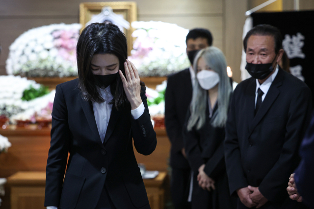 김건희 여사가 2일 오후 이태원 참사 고교생 희생자 빈소가 마련된 서울 노원구 한 장례식장을 방문, 조문한 뒤 빈소를 나서고 있다. 연합뉴스