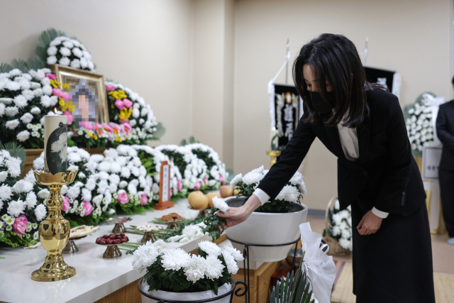 김건희 여사가 2일 오후 이태원 참사 희생자 빈소가 마련된 경기도 용인시 한 장례식장을 방문, 헌화하고 있다. 연합뉴스