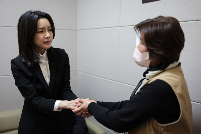 김건희 여사가 2일 오후 서울 이태원 참사 현장에서 부상한 현직 장병이 치료 중인 서울 목동 한 병원 중환자실에서 모친을 위로하고 있다. 연합뉴스