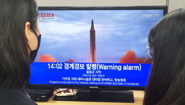 2일 서울 종로구 연합뉴스 사무실에서 직원들이 울릉도 경계경보 관련 속보를 시청하고 있다. 합동참모본부는 2일 북한의 동해상 북방한계선(NLL) 이남으로의 탄도미사일 발사에 대응해 울릉도 지역에 발령된 공습경보가 오후 2시를 기해 해제됐다고 밝혔다. 연합뉴스