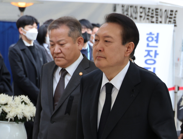 윤석열 대통령이 이태원 참사 엿새째인 3일 오전 서울광장에 마련된 합동분향소에서 조문을 마친 뒤 이동하고 있다. 왼쪽은 이상민 행정안전부 장관. 연합뉴스