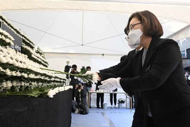 박희영 용산구청장이 31일 오전 서울 용산구 녹사평역광장에 설치된 이태원 사고 사망자 합동분향소에서 헌화하고 있다. 연합뉴스