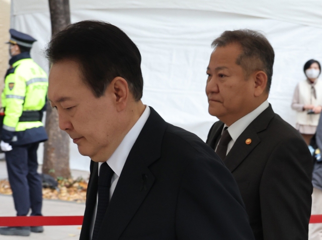윤석열 대통령이 이태원 참사 엿새째였던 지난 3일 오전 서울광장에 마련된 합동분향소에서 조문을 마친 뒤 이동하고 있다. 오른쪽은 이상민 행정안전부 장관. 연합뉴스