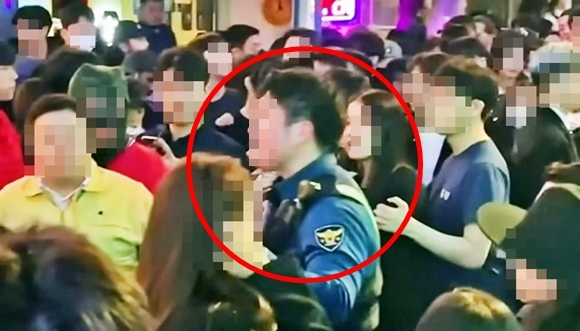 지난달 29일 이태원 참사 현장에서 경찰관이 시민들을 대피시키기 위해 고군분투하는 모습. 유튜브 채널 