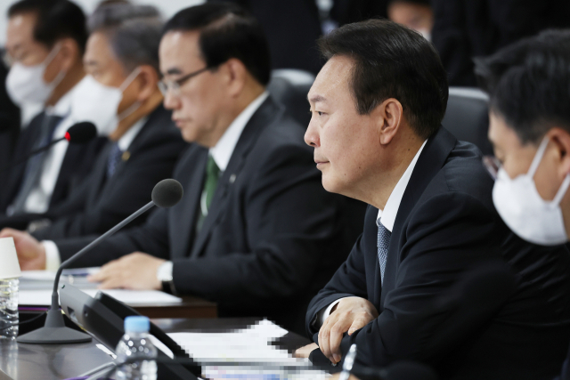 북한의 탄도미사일 발사 관련 윤석열 대통령이 3일 서울 용산 대통령실 청사 국가위기관리센터에서 열린 긴급 국가안전보장회의(NSC) 상임위원회에 참석, 상황보고를 받고 있다. 연합뉴스